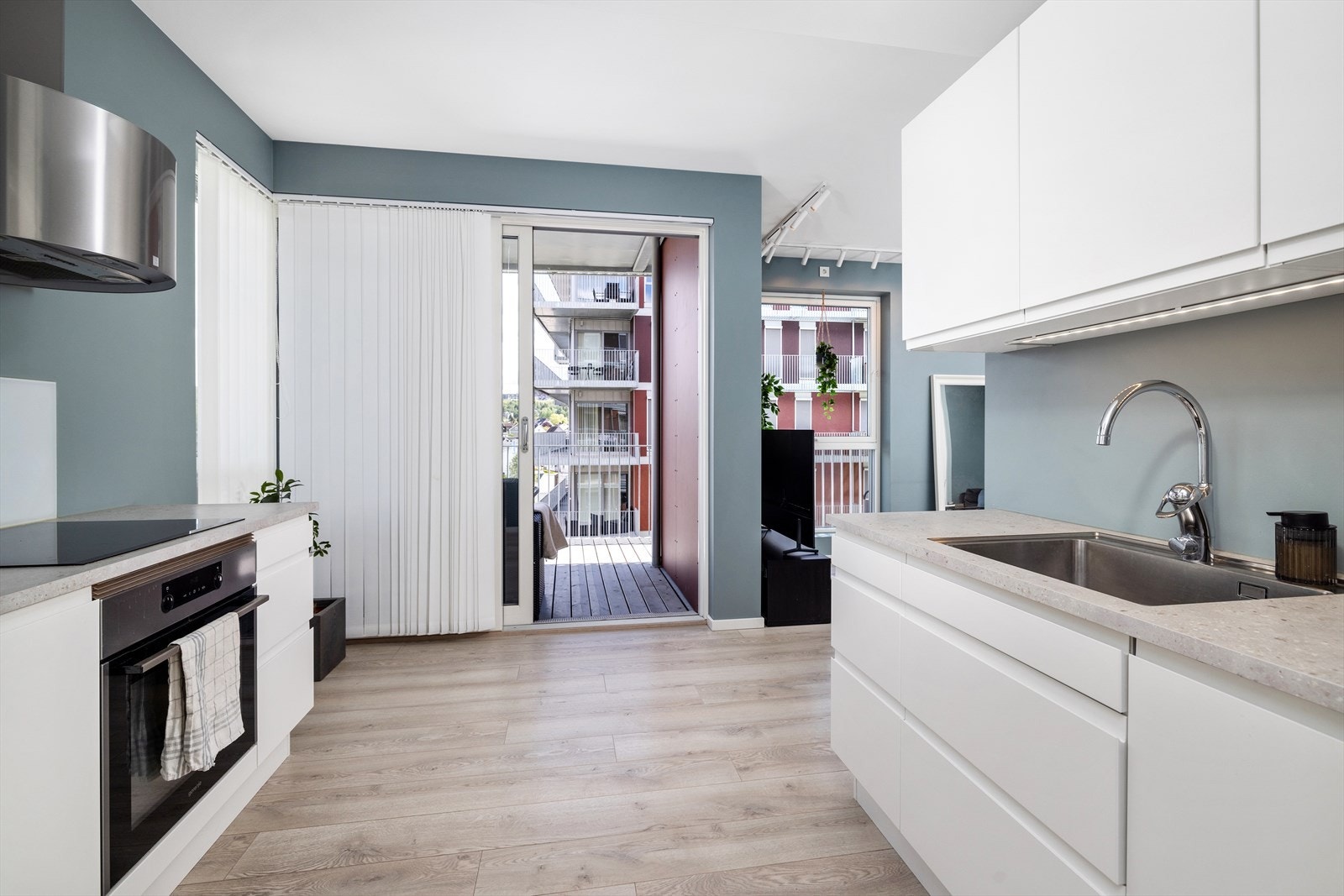 Fra stuen er det utgang til solrik balkong Galleribilde