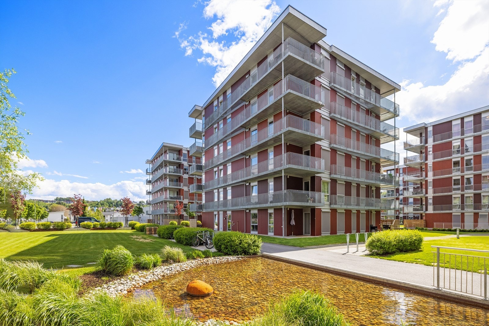 Det er svært pent opparbeidete fellesarealer i Elveparken. Galleribilde