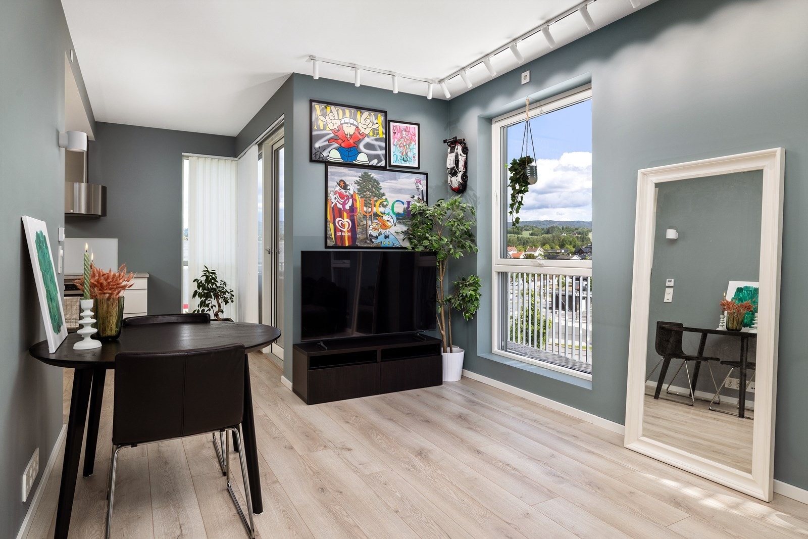 Det er montert utvendig solskjerming på flere vinduer Galleribilde