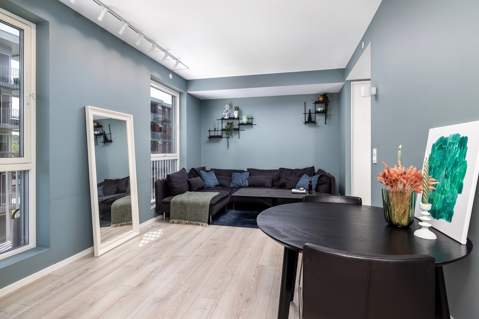 God standard med vannbåren gulvvarme, balansert ventilasjon og smartstyring av lys Galleribilde