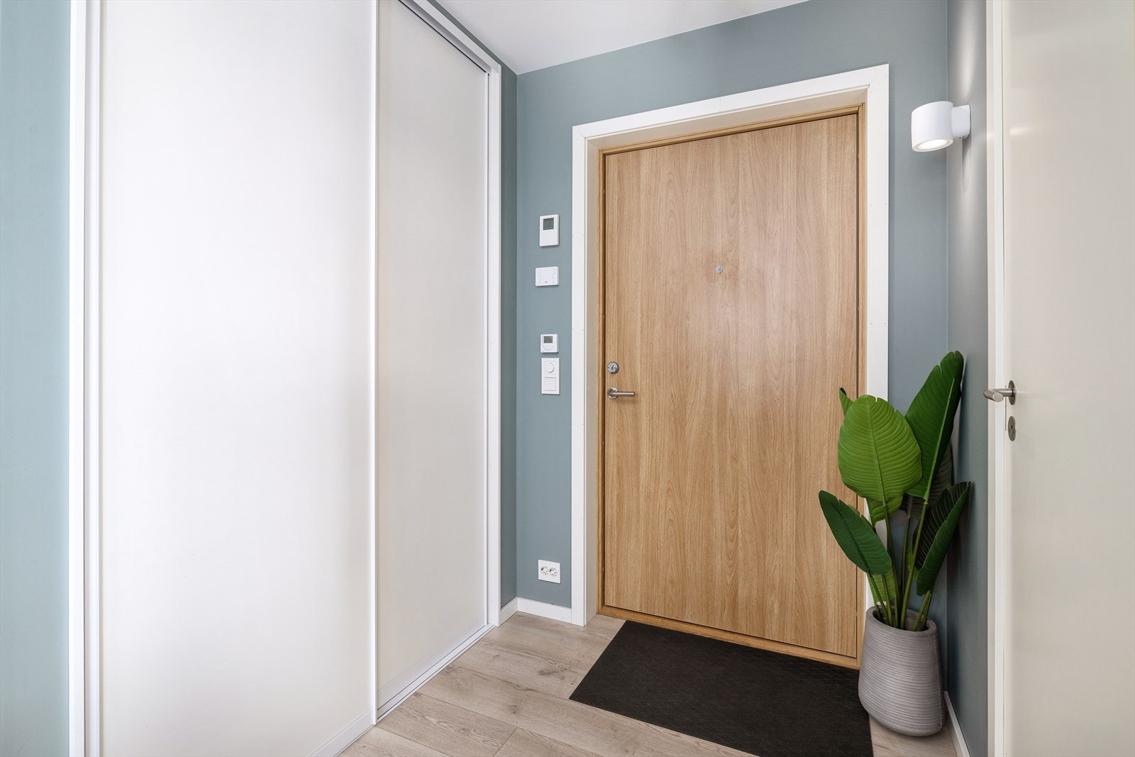 Praktisk garderobeskap ved entré Galleribilde