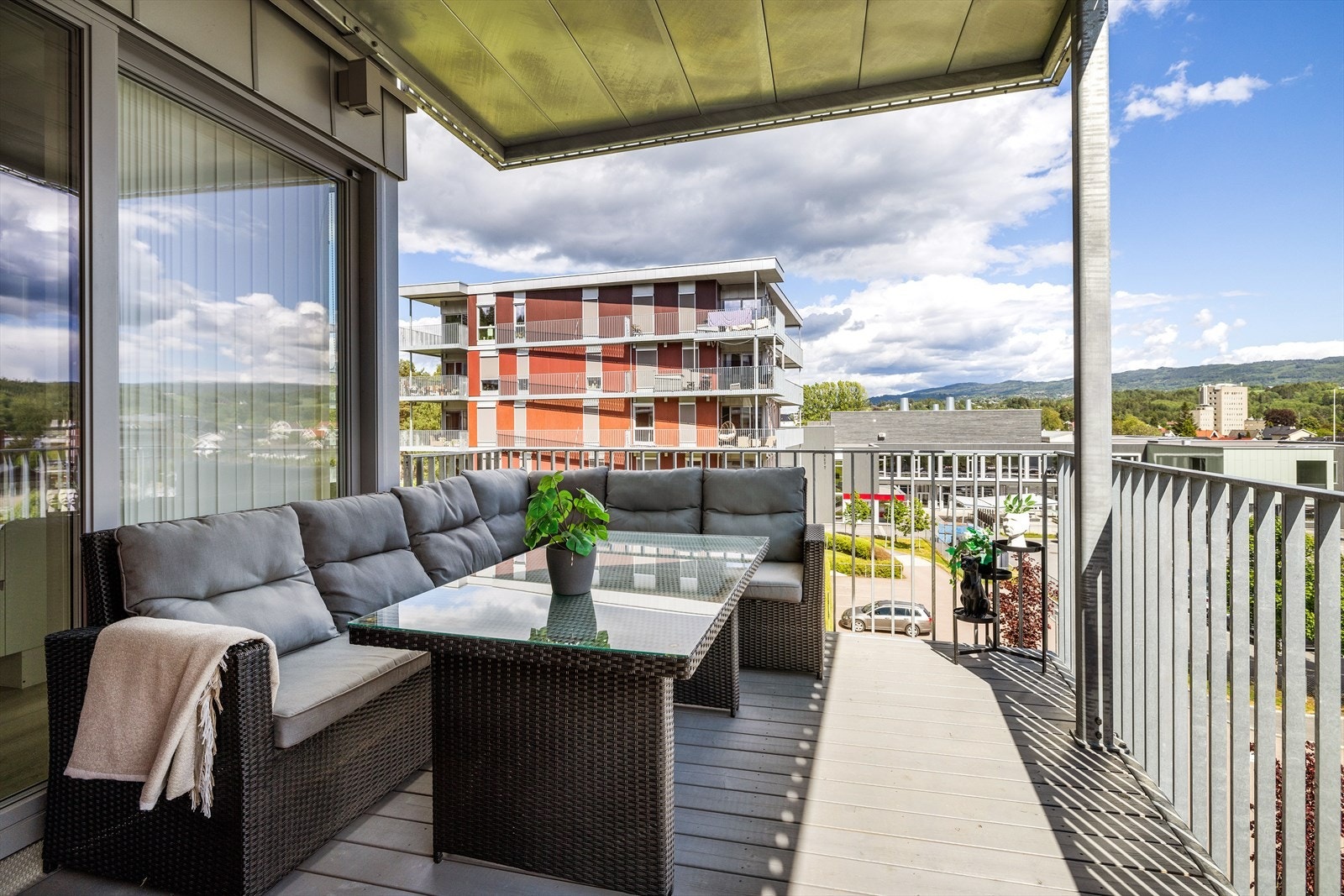 Balkong på ca. 13m² med god plass til utemøbler Galleribilde