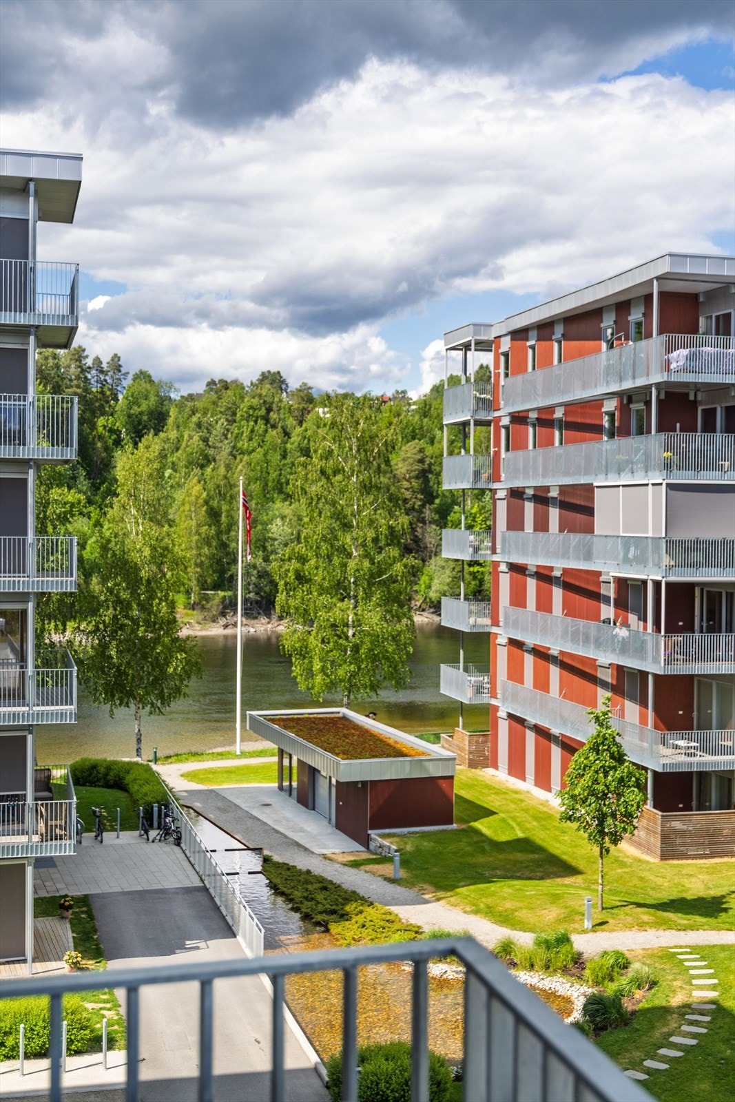 Utsikt mot elven Galleribilde