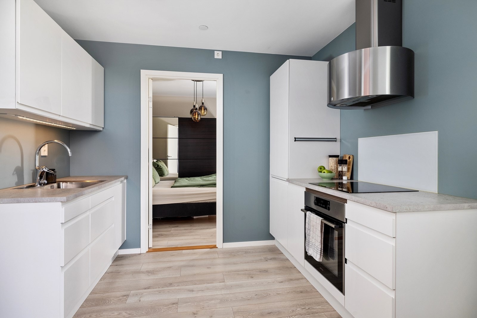 Pent kjøkken med integrerte hvitevarer Galleribilde