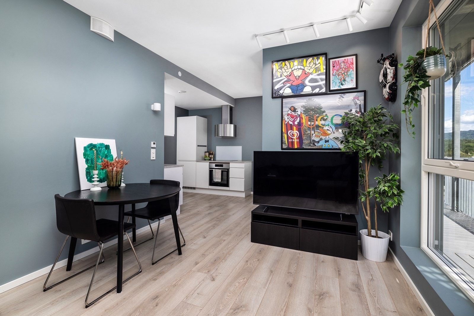 Leiligheten har en usjenert beliggenhet med lite innsyn og flott utsyn! Galleribilde