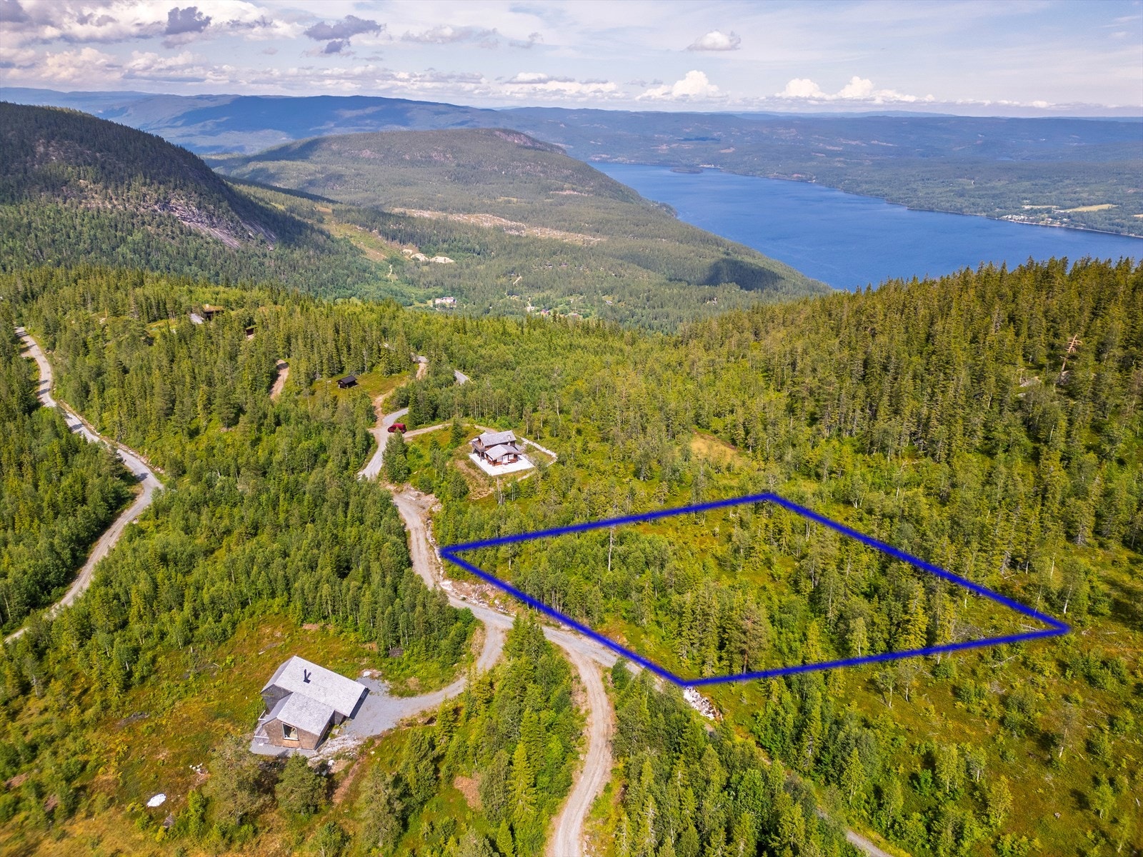 Tomten er beliggende i flott fjellandskap på Vikerfjell. Illustrert tomtegrense, avvik må påregnes. Galleribilde