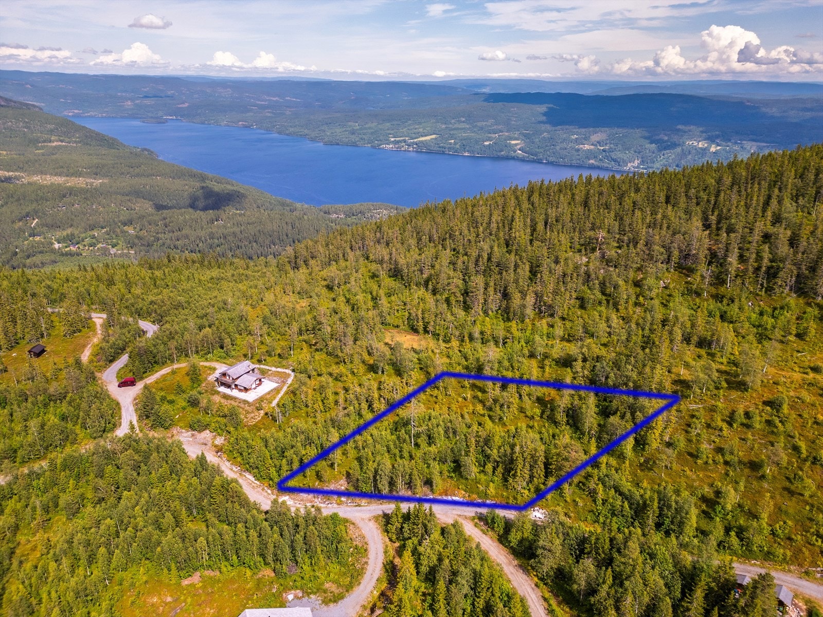 Velkommen til Blåbærhaugen 84! Illustrert tomtegrense, avvik må påregnes. Foto: Normann Foto AS v/Morten Normann Larsen. Galleribilde