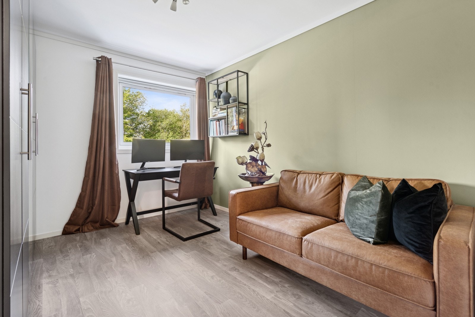 Soverom nr. 3 kan også brukes som en ekstra TV-stue, et kontor, gjesterom eller et hobbyrom. Her har man et ca. 2,5 meter bredt veggmontert garderobeskap med speil. Galleribilde