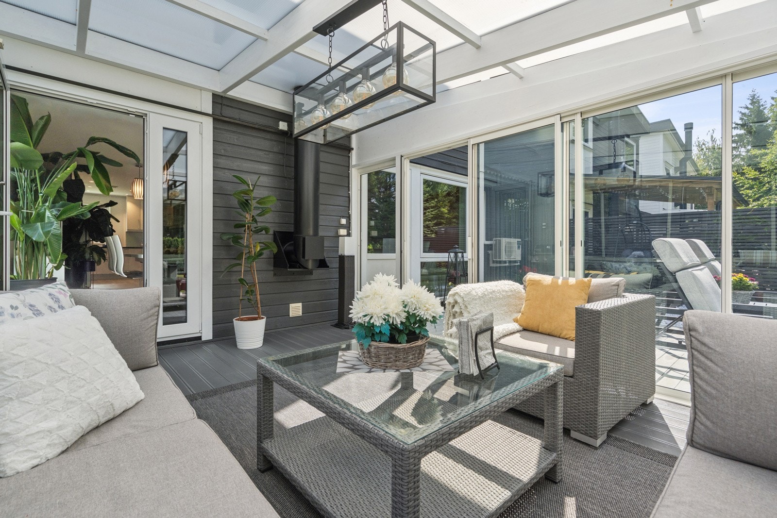 Hagestuen fra 2019 er det perfekte stedet å slappe av, selv når det regner.Her har man mulighet til å installere peis om ønskelig. Galleribilde