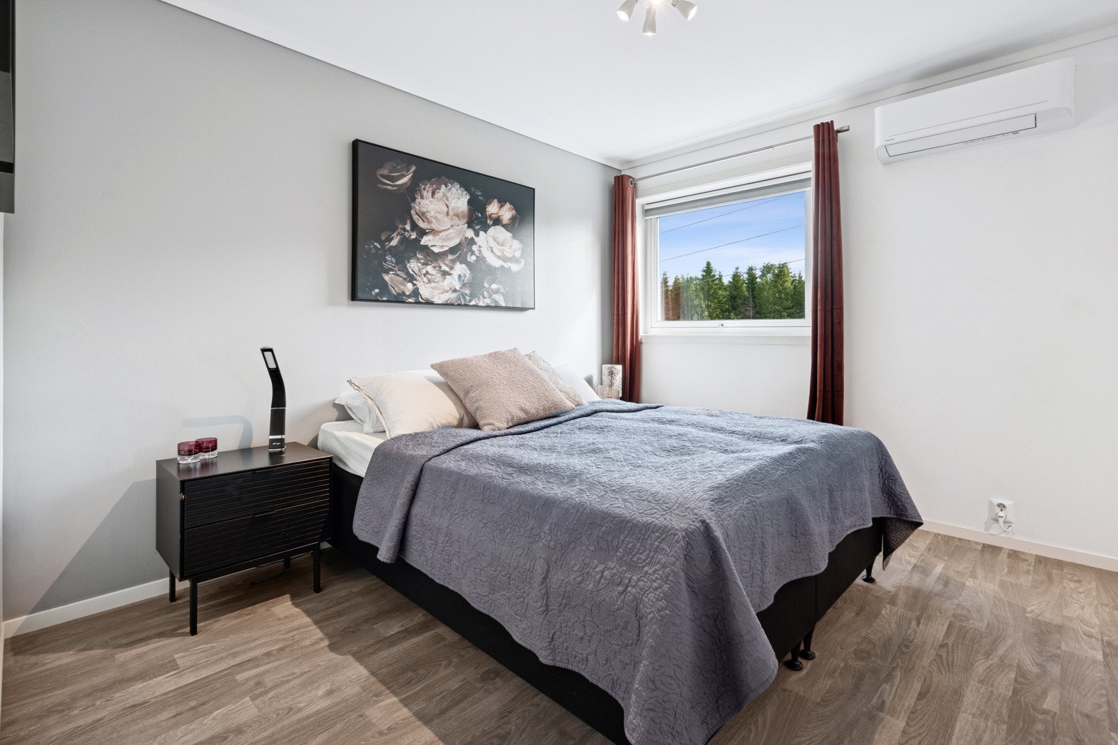 Etasjen har tre romslige soverom. Alle rommene har plass til dobbeltseng og tilhørende soveromsmøbler. Galleribilde