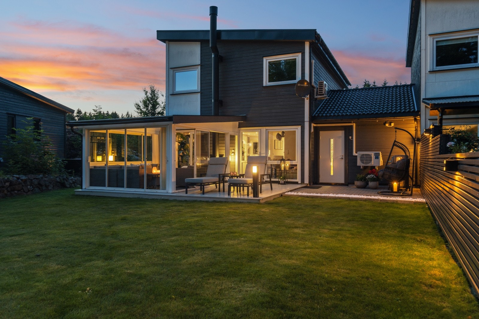 Boligens innvendige og utvendige belysning gir en lun og fin atmosfære. Galleribilde