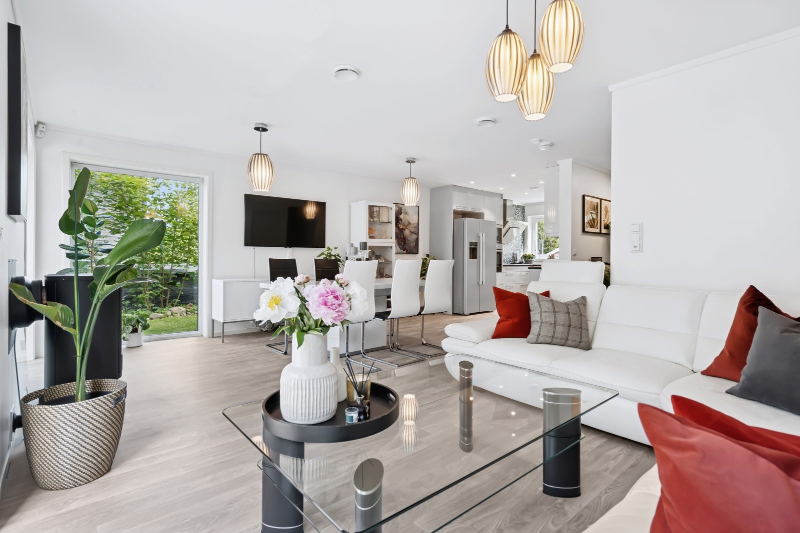 Rommet har god plass til en stor hjørnesofa, noe som skaper en koselig sofakrok. Galleribilde