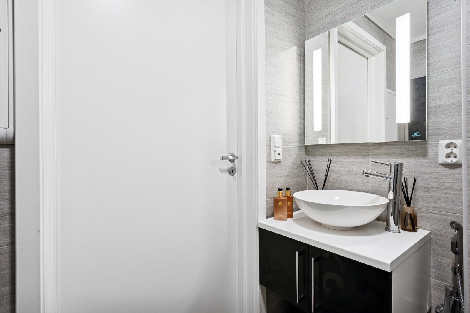 Dette badet er plassert praktisk til ved inngangspartiet. Galleribilde