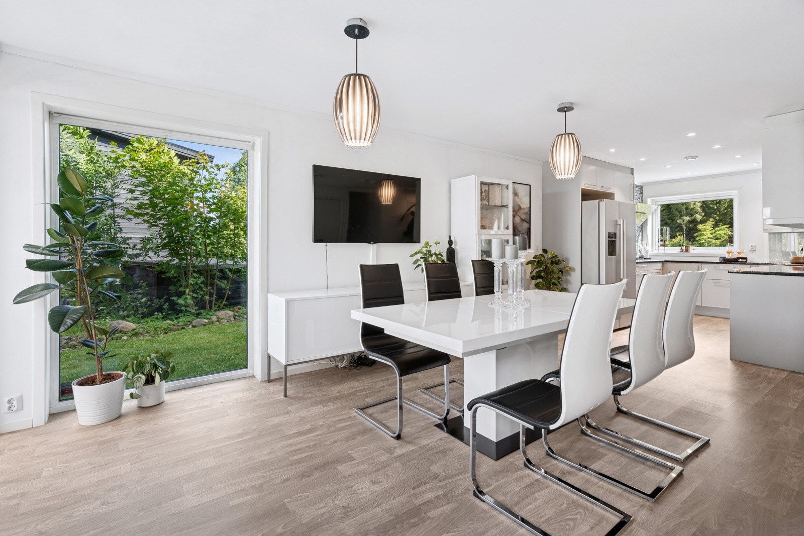 Stuen har store vindusflater med utsikt mot naturen og gode møbleringsmuligheter for sofa, stuemøbler og spisebord. Galleribilde