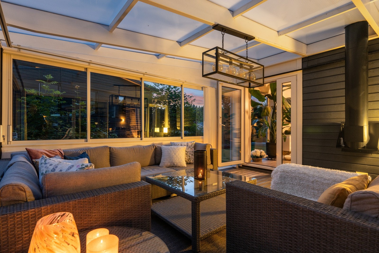 Det er direkte inngang til boligens stue fra hagestuen.Peisrøret fra boligen går gjennom hagestuen og bidrar til oppvarming. Det er også mulighet for å installere en ekstra peis ved røret for å varme opp hagestuen og gjøre den enda mer behagelig vintersti Galleribilde