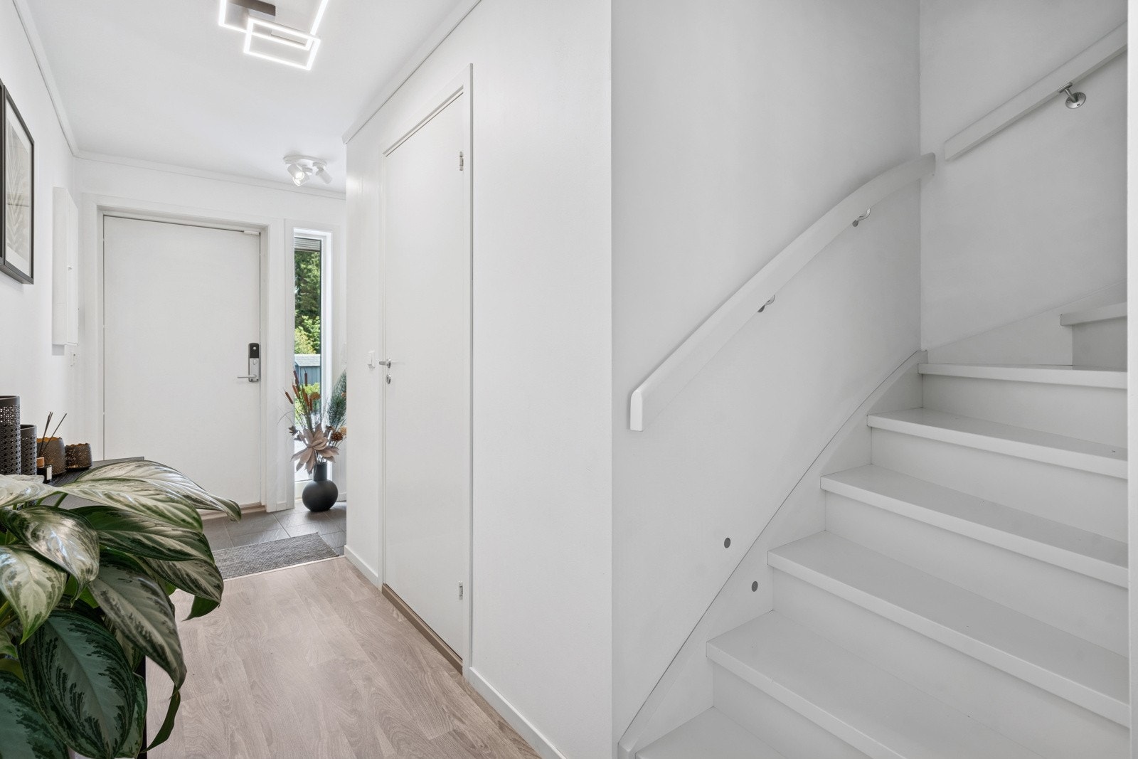 Velkommen inn! Du kommer inn i et romslig inngangsparti med skyvedørsgarderobe med speil. Det er adkomst til boligen via ytterdøren ved inngangspartiet, balkongdøren ut til terrassen bak huset, samt inngangsdør fra hagestuen. Galleribilde