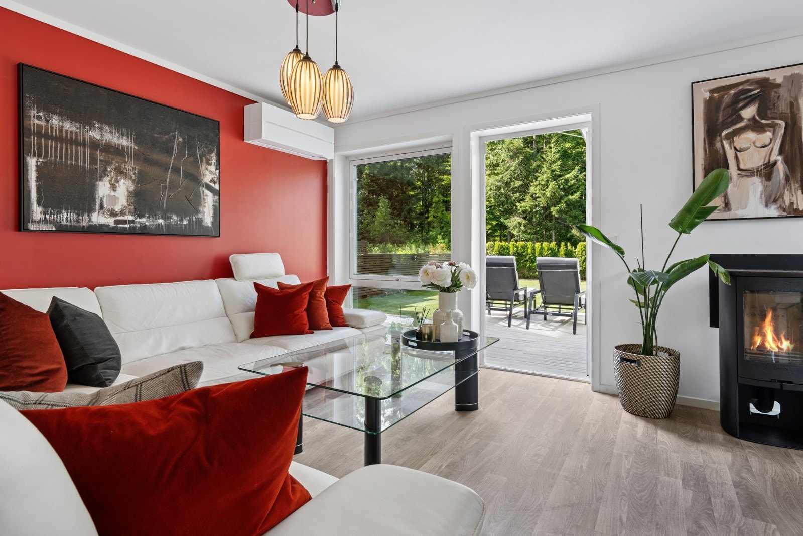 Stuen har en lekker peisovn fra Varmefag. Boligen er utstyrt med balansert ventilasjon fra Systemair og sentralstøvsuger fra Villavent/Systemair. Galleribilde