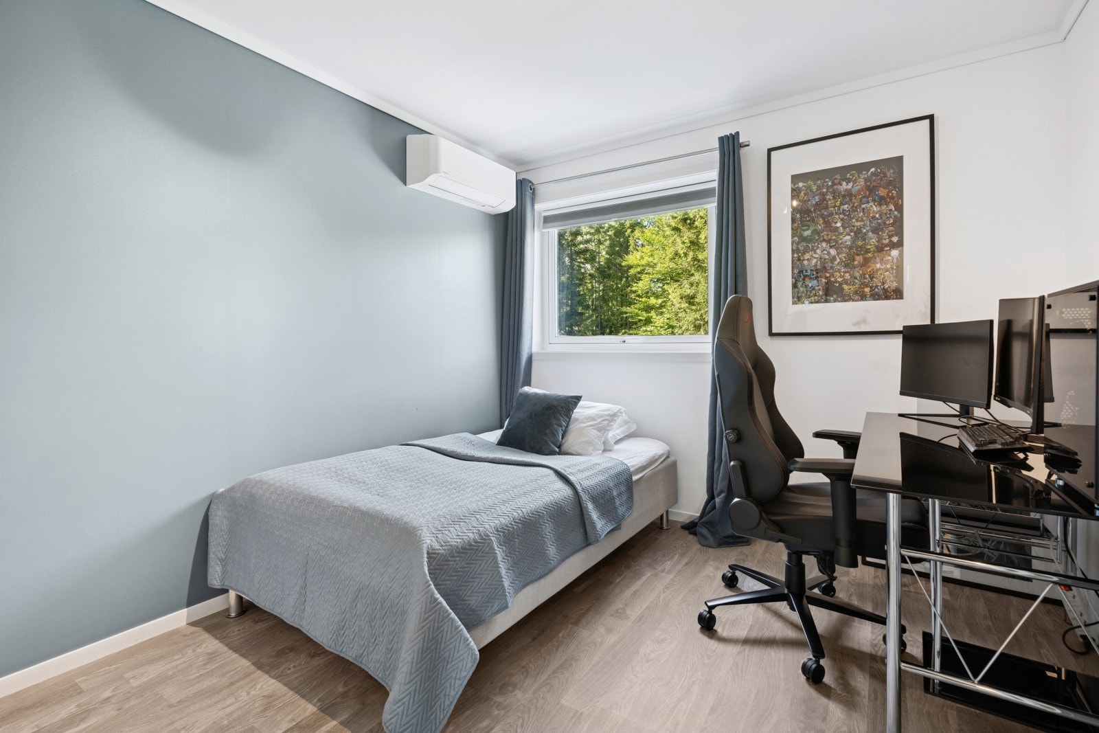 Soverom 2 har et ca.1 meter bredt vegghengt garderobeskap. På dette soverommet har man også en varmepumpe. Alle rommene er malt i lyse og fine farger. Galleribilde