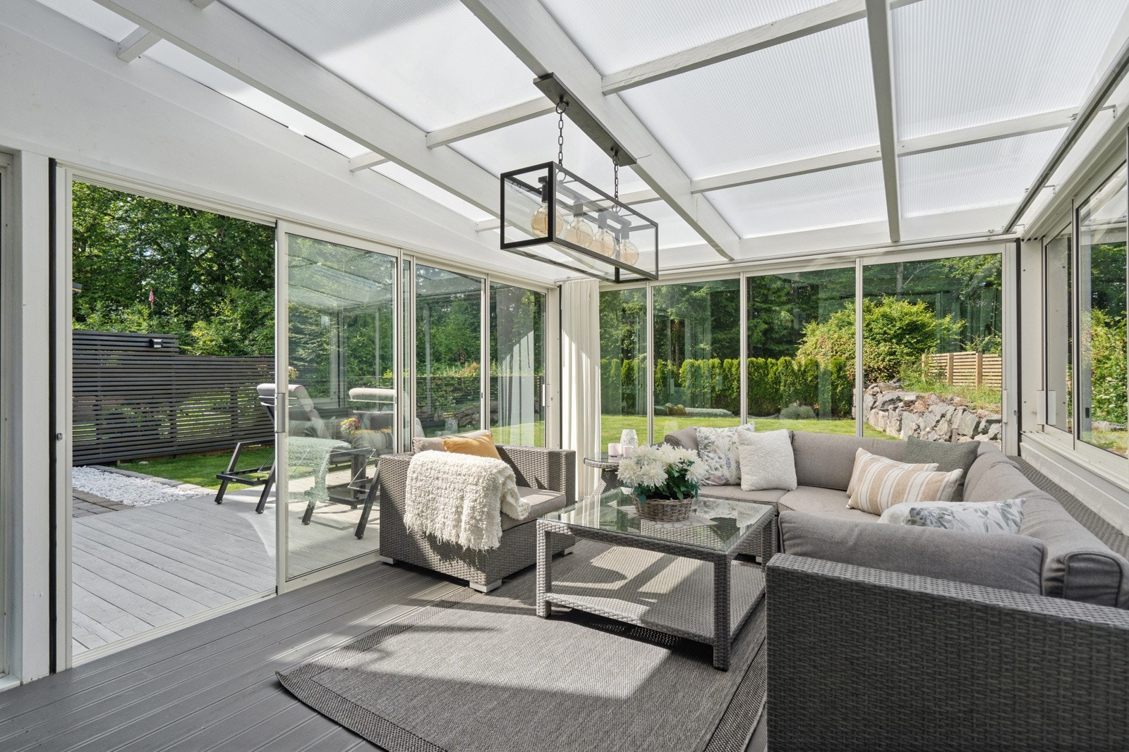 Den koselige hagestuen kan brukes både på regnfulle dager og på solrike. Man kan også sette inn en terrassevarmer for koselige kvelder. Galleribilde