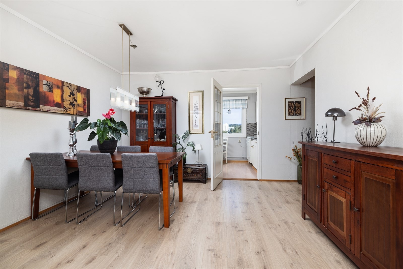 I tilsvarende leiligheter er veggen mellom stue og kjøkken fjernet for åpen løsning Galleribilde