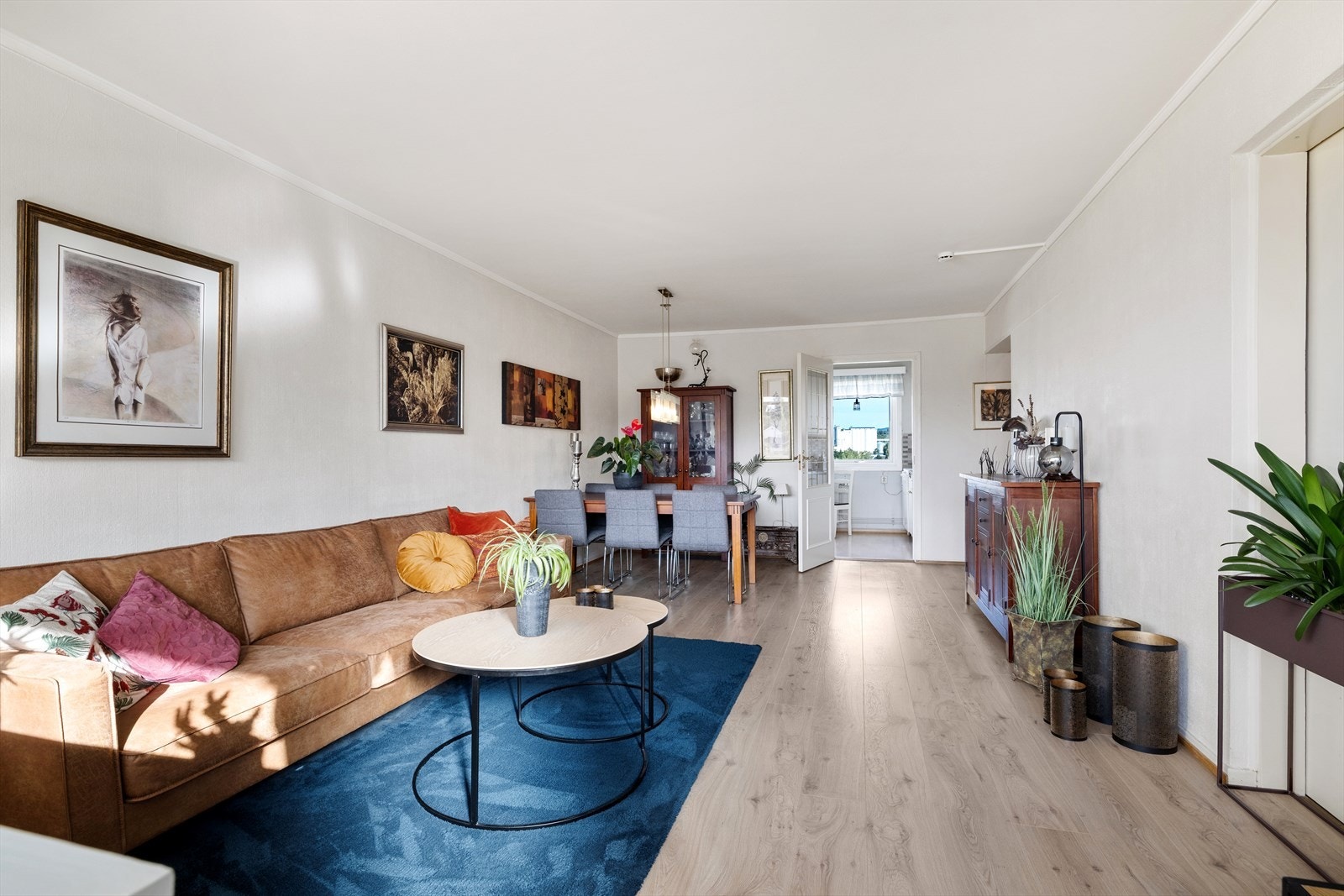 Stue og kjøkken vegg i vegg Galleribilde