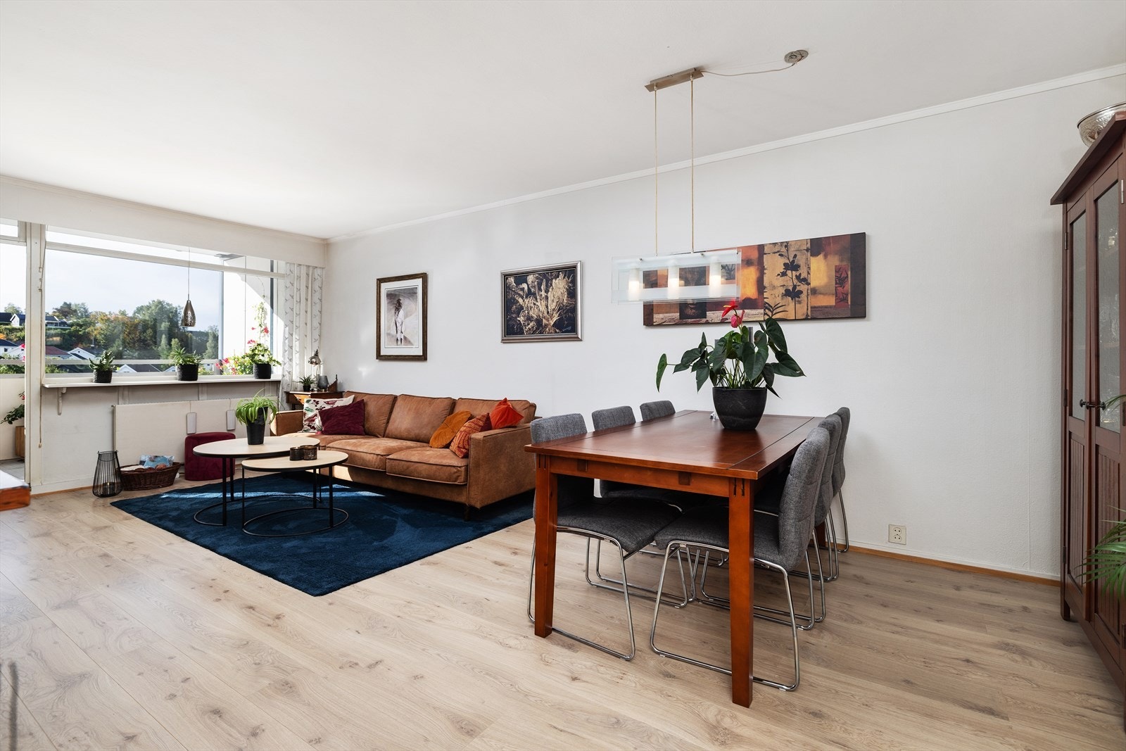 Stuen har har store vinduer og godt med naturlig lys Galleribilde