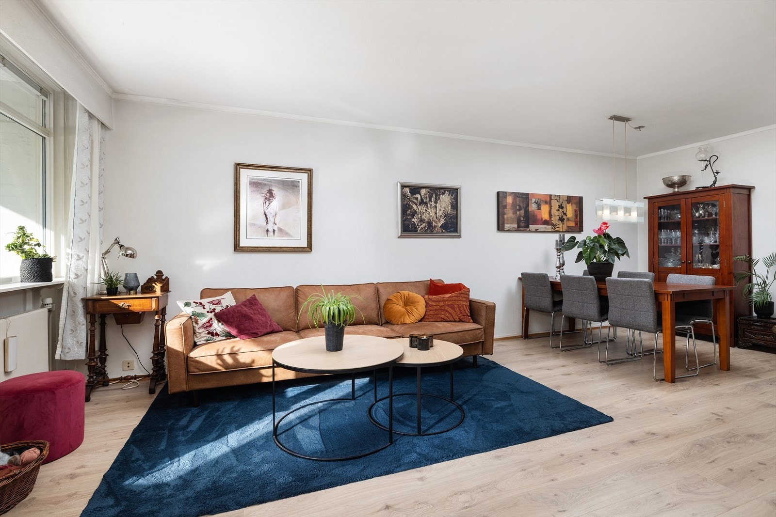 Stue og kjøkken vegg i vegg Galleribilde