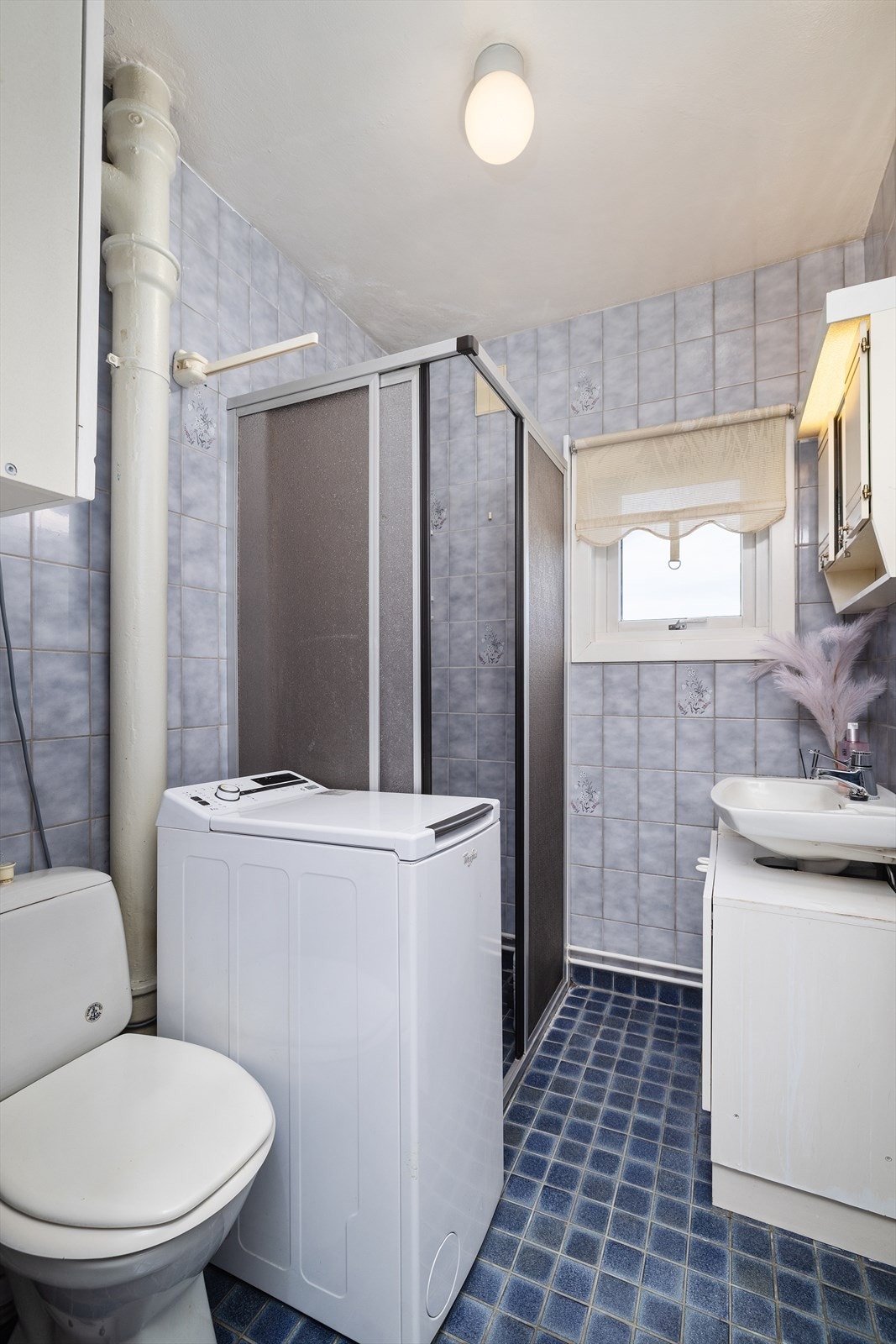 Det er plass for vaskemaskin på badet Galleribilde