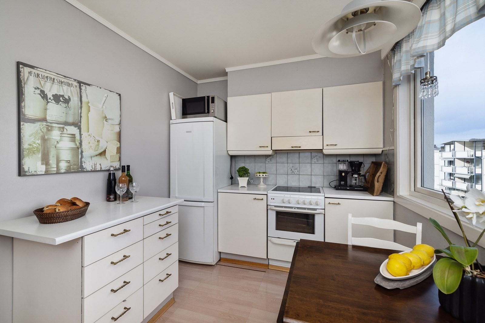 Frittstående komfyr og kjøleskap på motsatt vegg Galleribilde