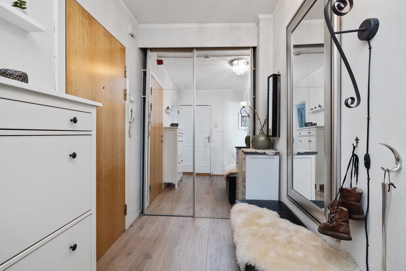 Entreen har dørcallinganlegg og skyvedørsgarderobe Galleribilde