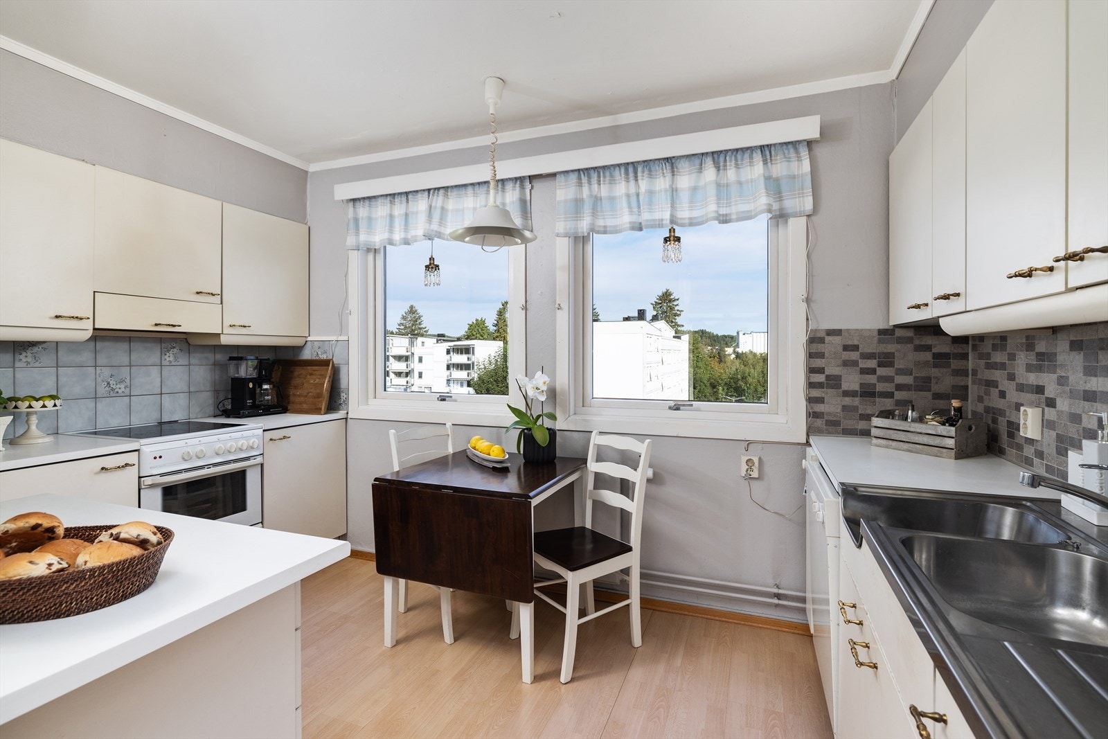 Hyggelig med spisebord på kjøkkenet Galleribilde