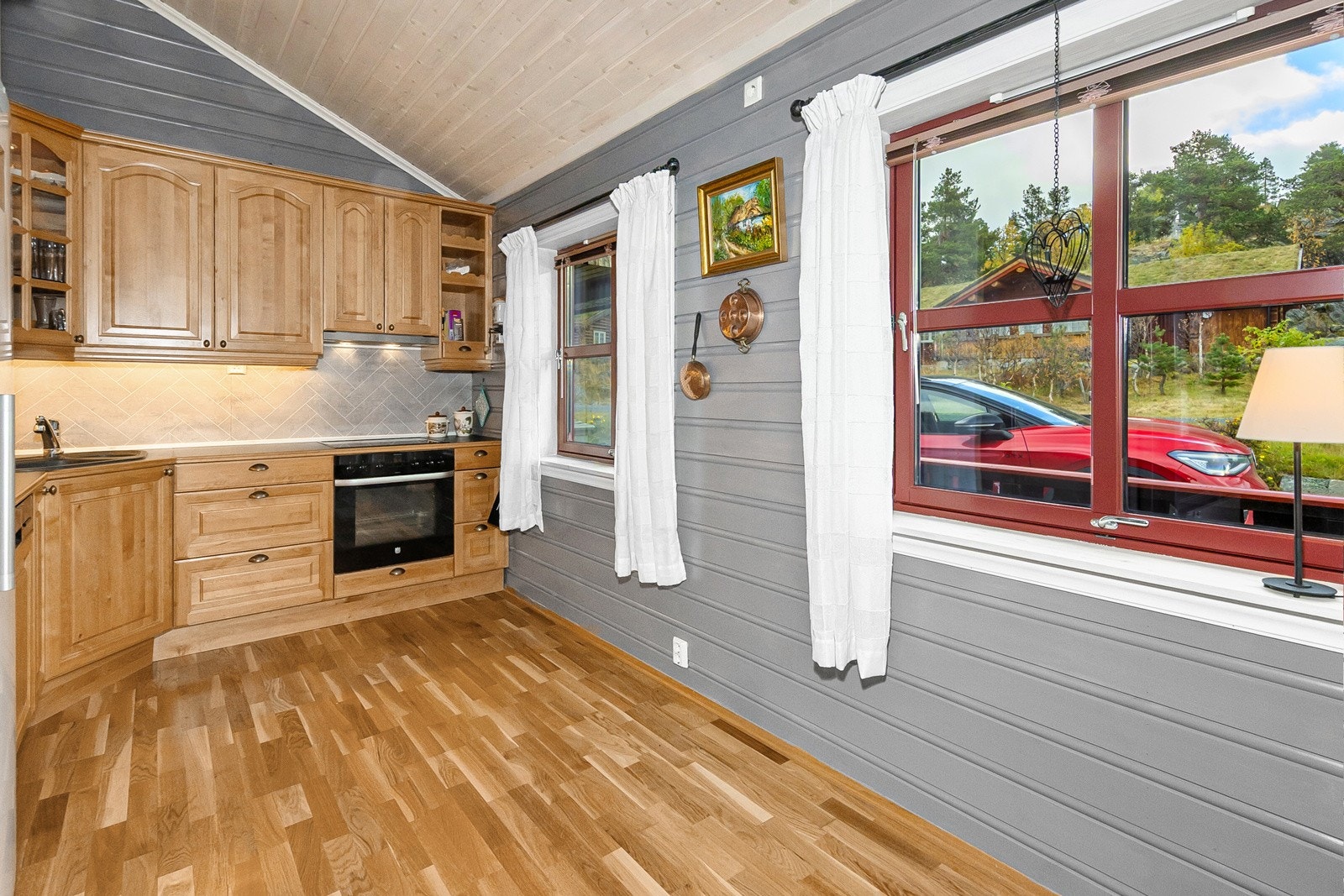 Kjøkkenet har massevis med oppbevaringsplass og godt med benkeplass. Galleribilde