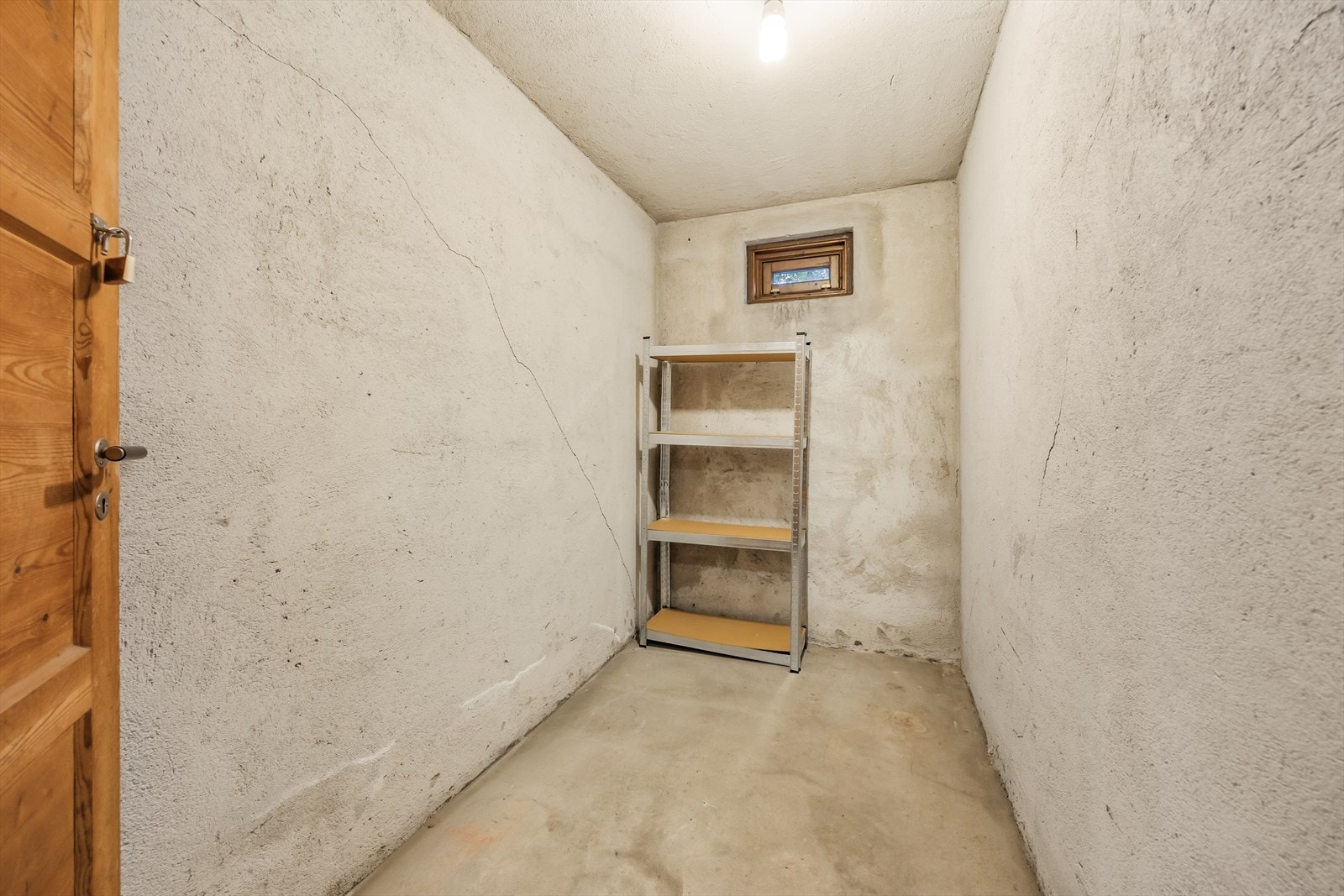 Leiligheten disponerer tre boder i kjelleren på totalt 9 m² Galleribilde