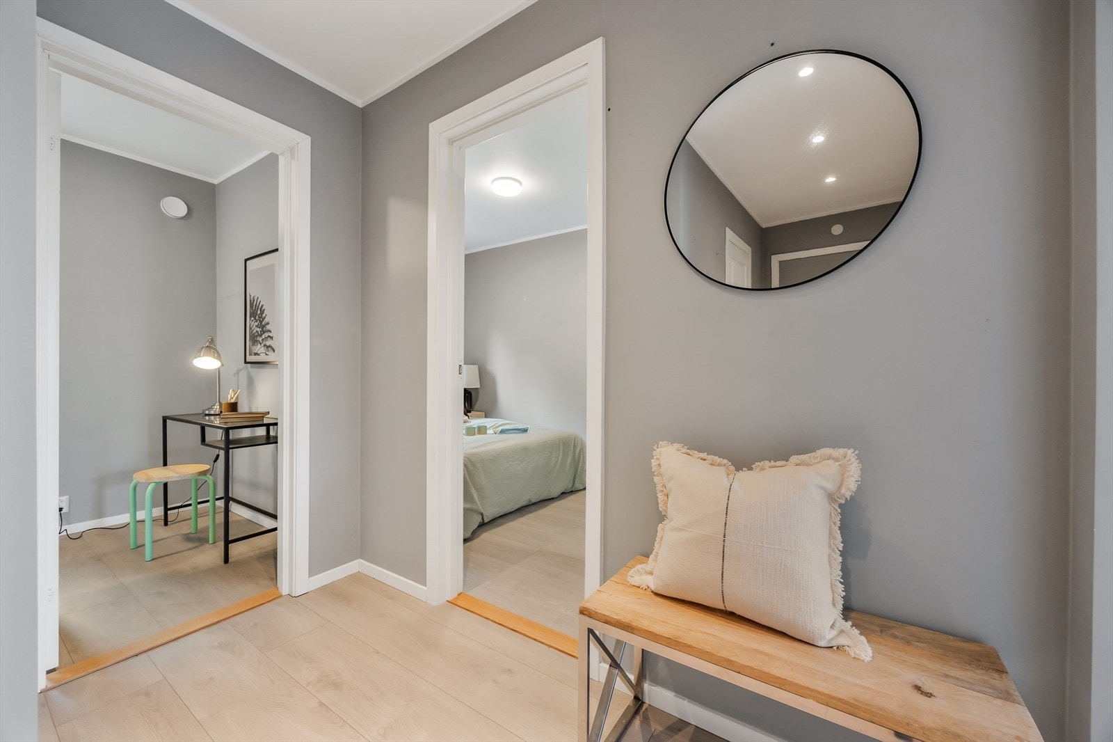 Fra en mellomgang er det adkomst til leilighetens to soverom og bad Galleribilde