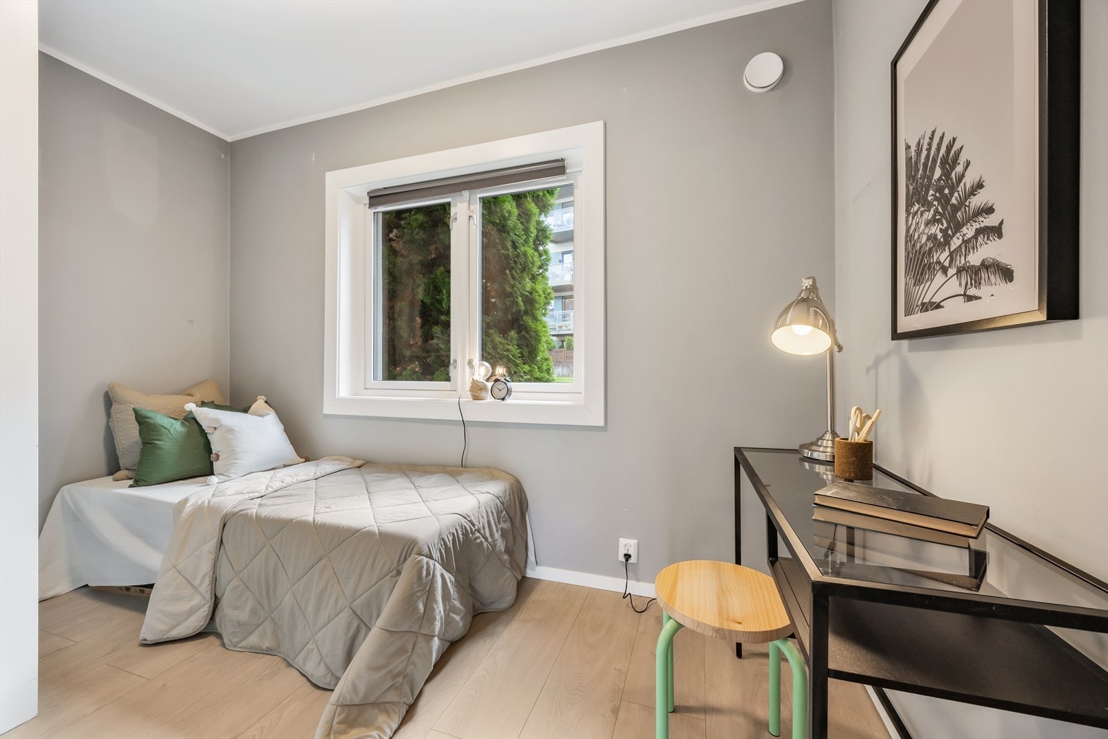 Det andre soverommet egner seg godt som barnerom, gjesterom eller kontor Galleribilde