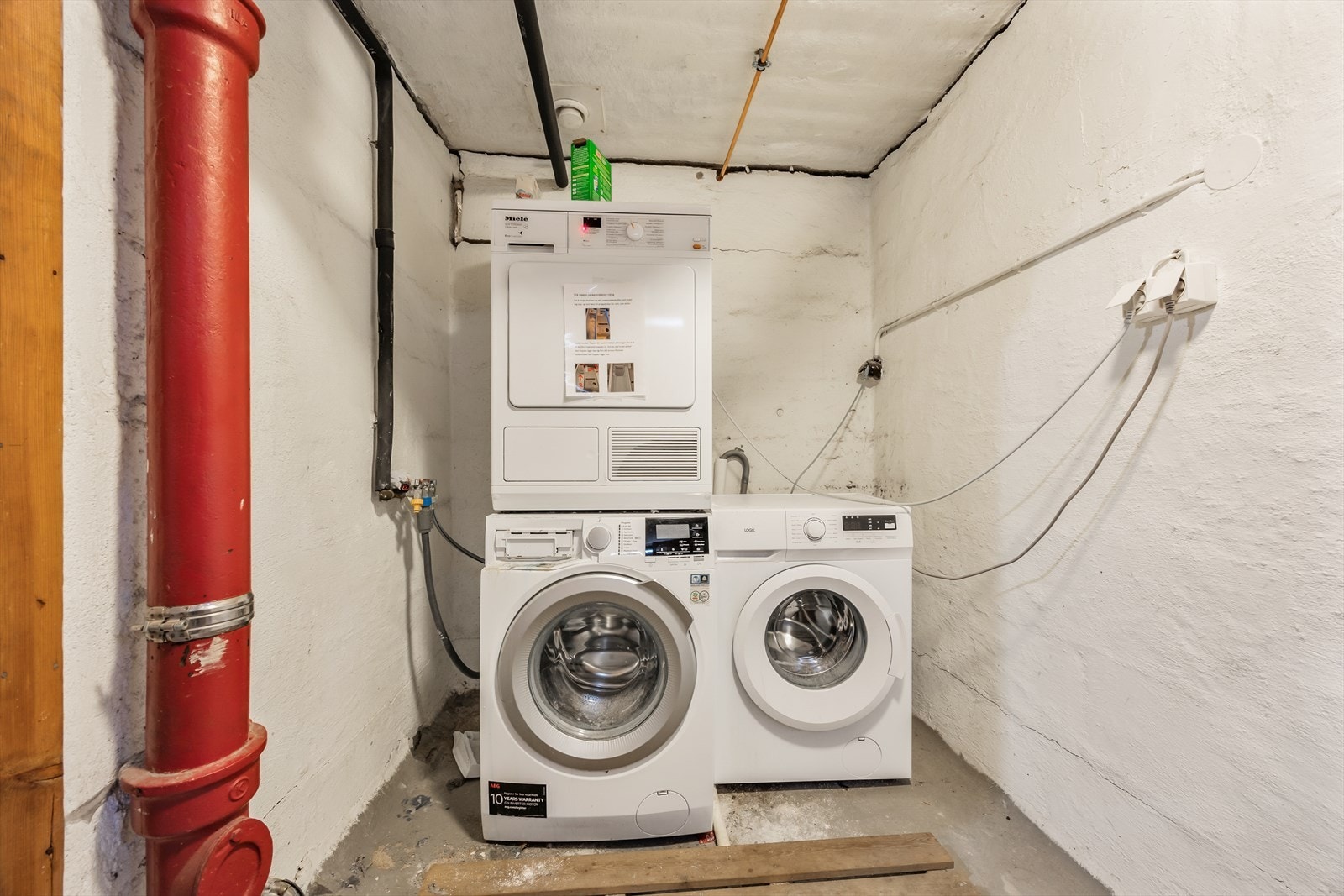 Det er felles vaskerom i kjelleren som beboerne kan benytte Galleribilde