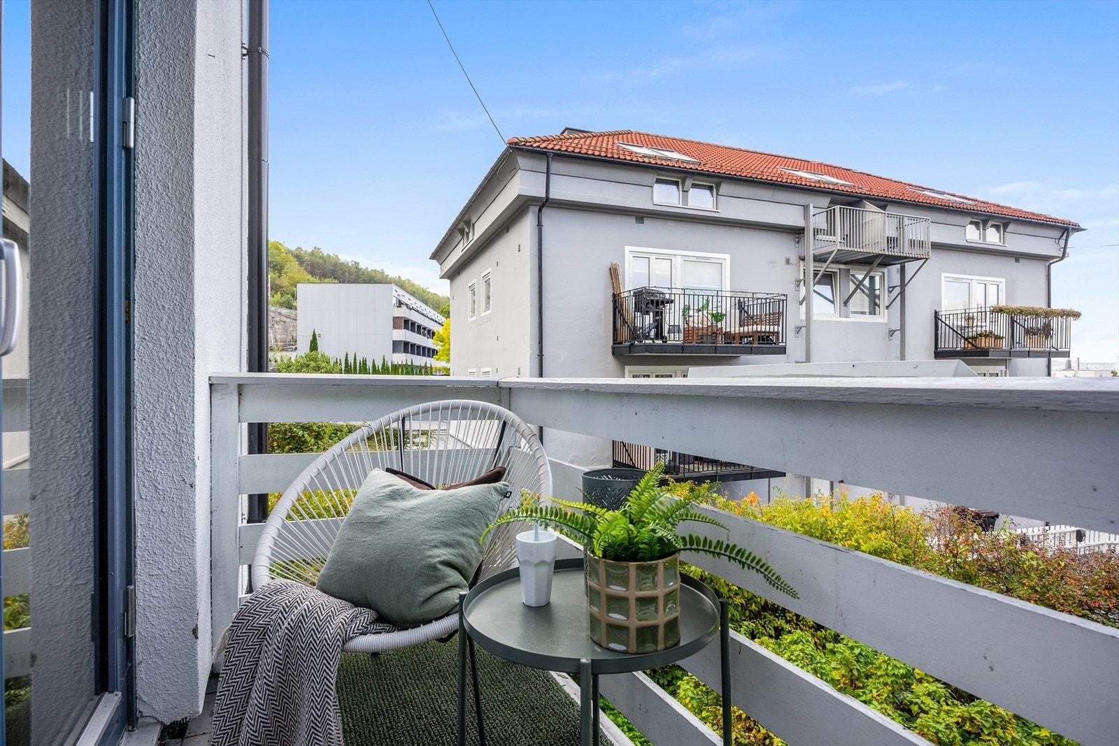 Fra balkongen har man utsyn over nærområdet. Galleribilde