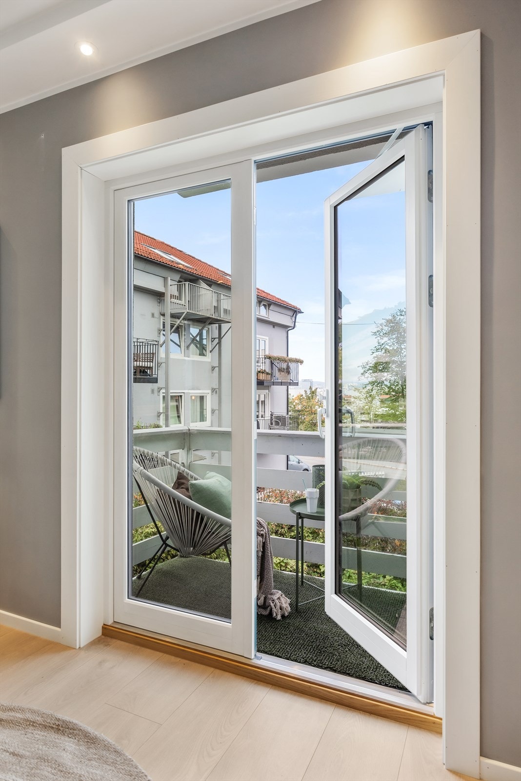 Balkongdøren fra 2021 åpner opp og integrerer uteplassen med stuen Galleribilde