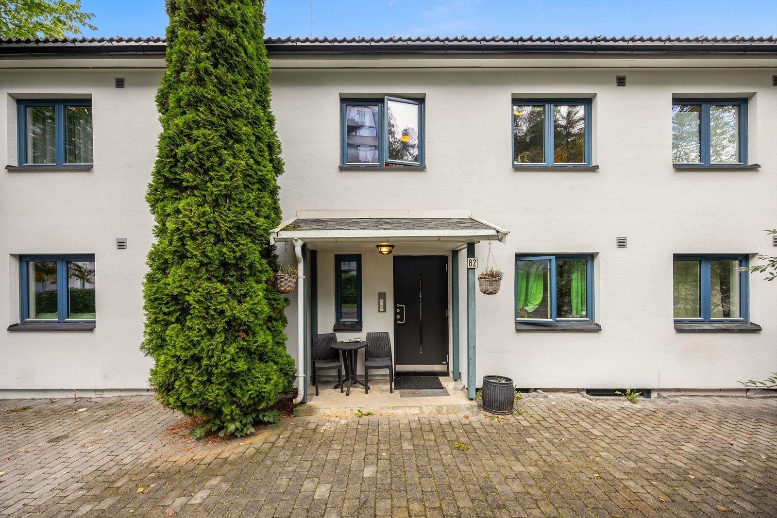 Bygningen er fra 1960 med yttervegger i pusset og malt murverk Galleribilde