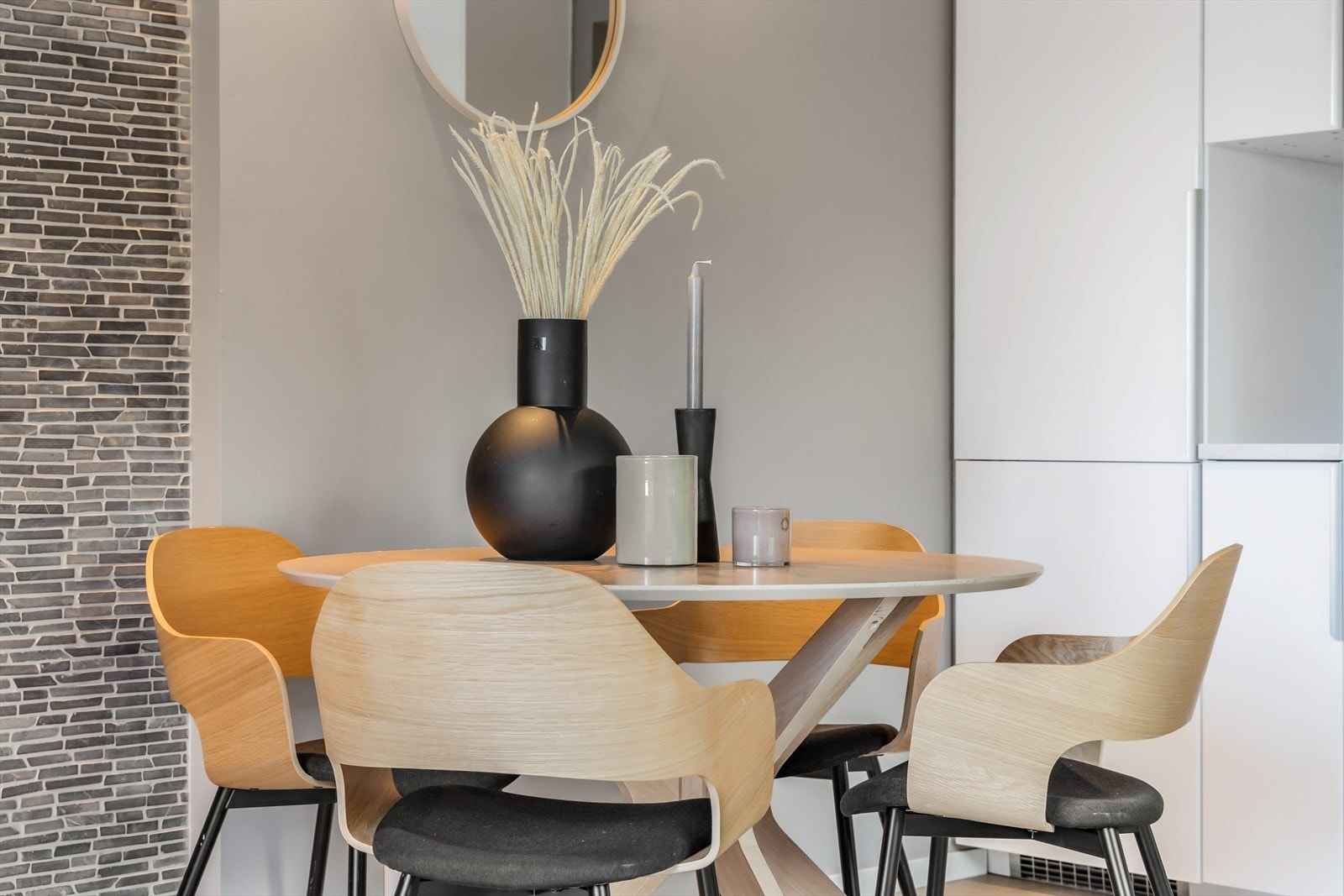 Det er god plass til en hyggelig spiseplass i tilknytning til kjøkkenet Galleribilde