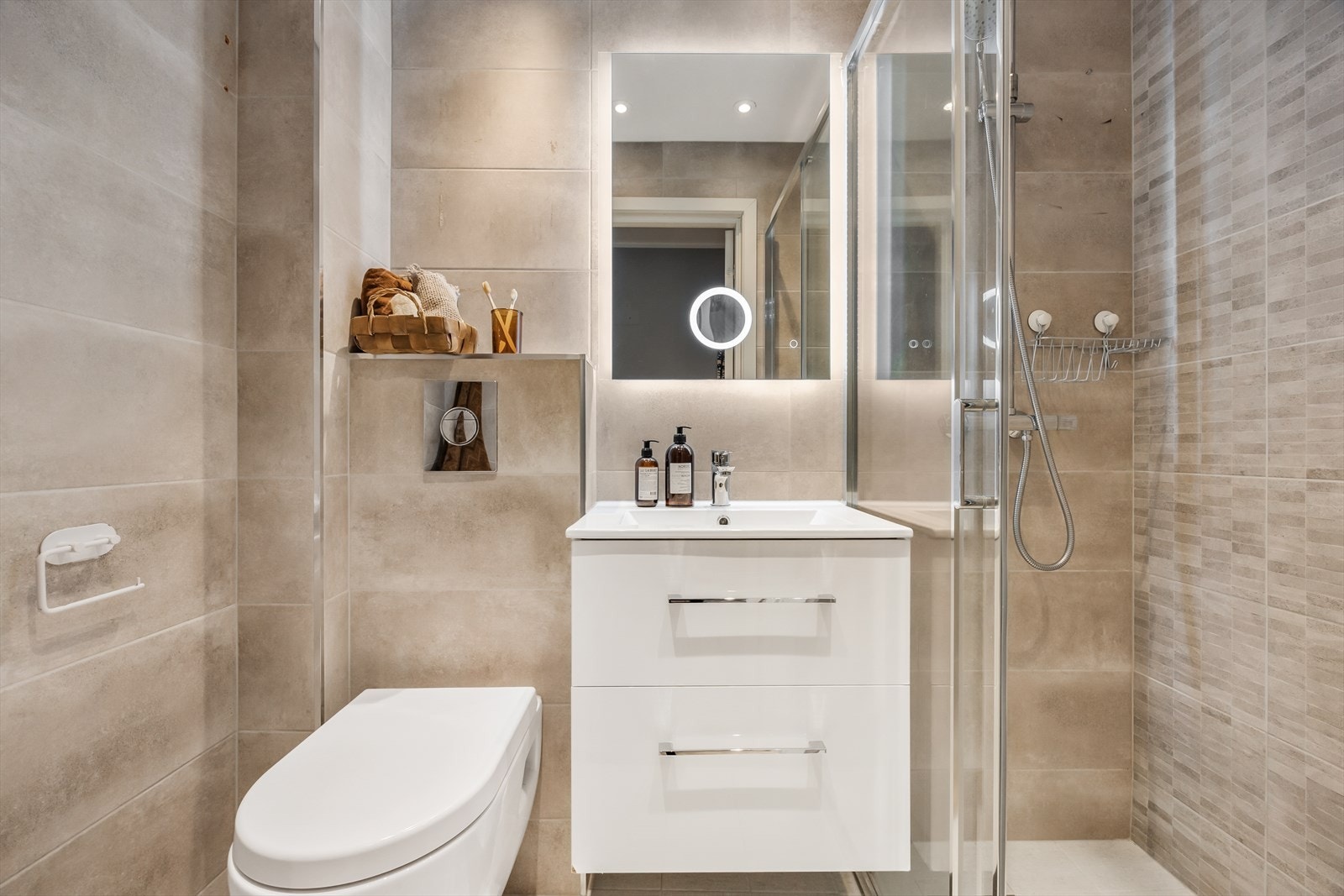 Badet ble pusset opp i 2020 med flislagte overflater og downlights i taket Galleribilde