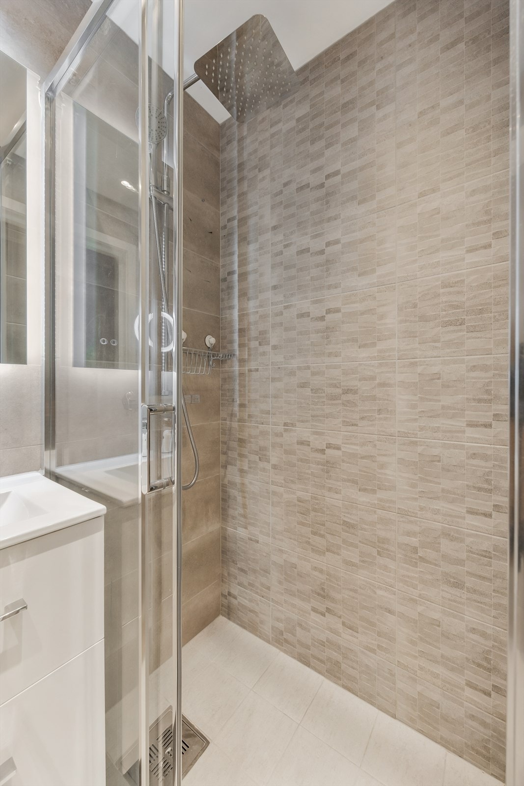 Her er det dusjnisje med glassdører og varme i gulvet for ekstra komfort Galleribilde