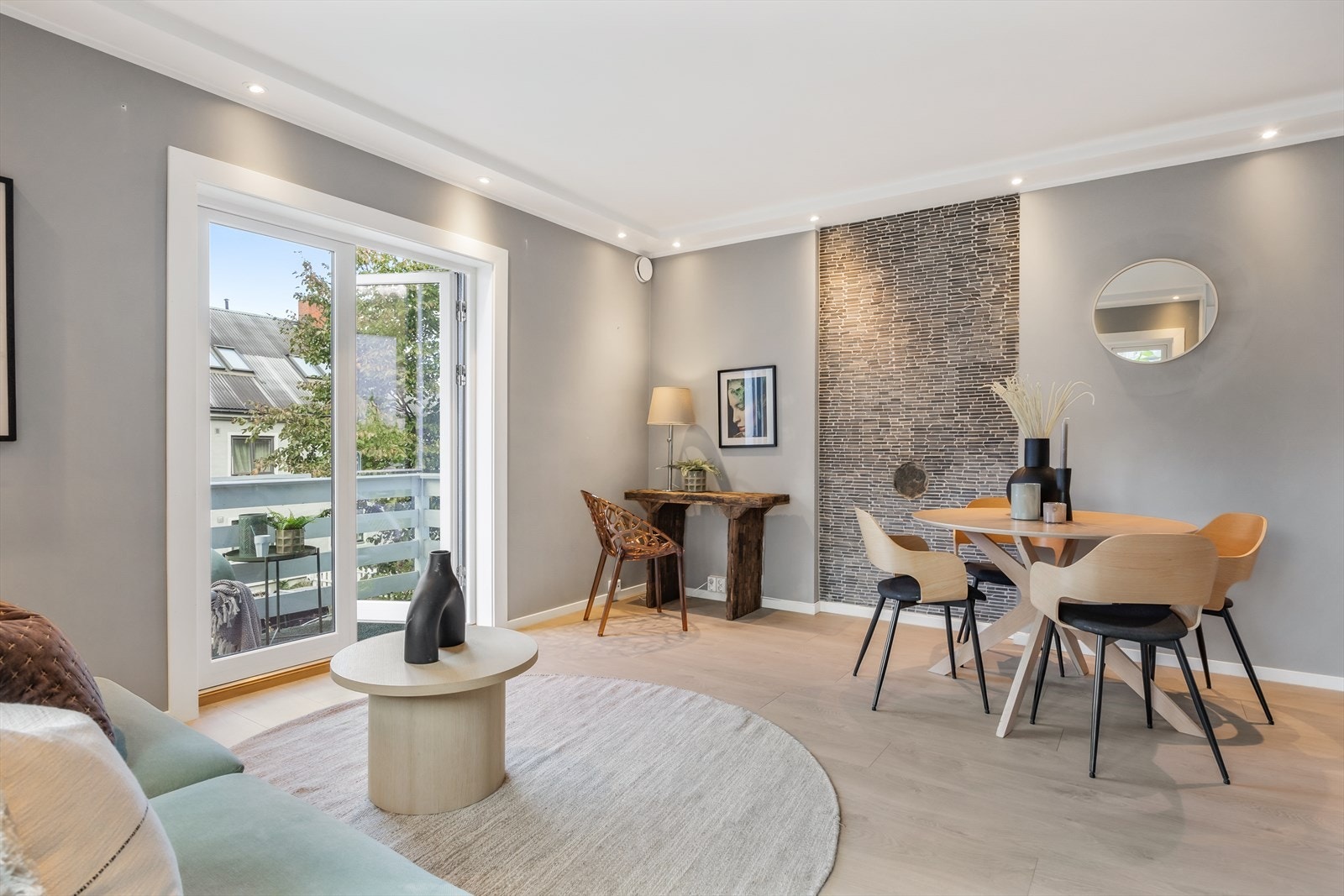 Stuen har en god takhøyde på 2,49 meter og downlights i taket Galleribilde