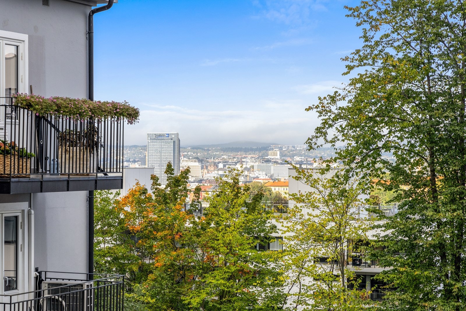 Fra eiendommen er det utsikt mot deler av byen. Galleribilde