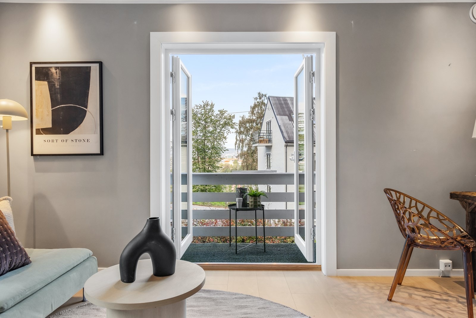 Fra stuen er det direkte utgang til en nordvestvendt balkong på 2 m² Galleribilde