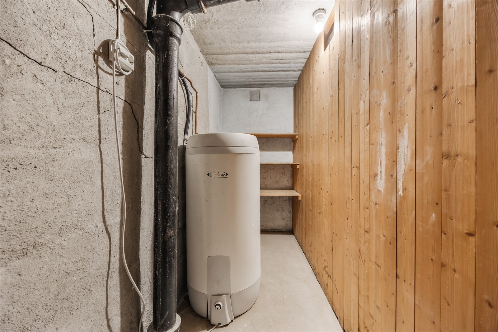 Varmtvannsberederen på 200 liter er plassert i en av bodene Galleribilde
