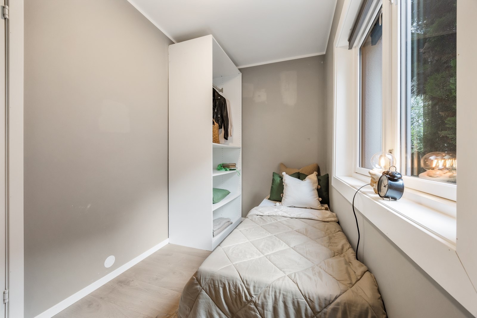 Rommet har plass til seng og garderobeløsning Galleribilde