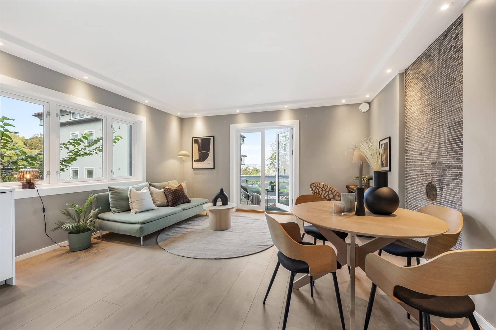 Store vindusflater fra 2021 slipper inn rikelig med naturlig lys Galleribilde