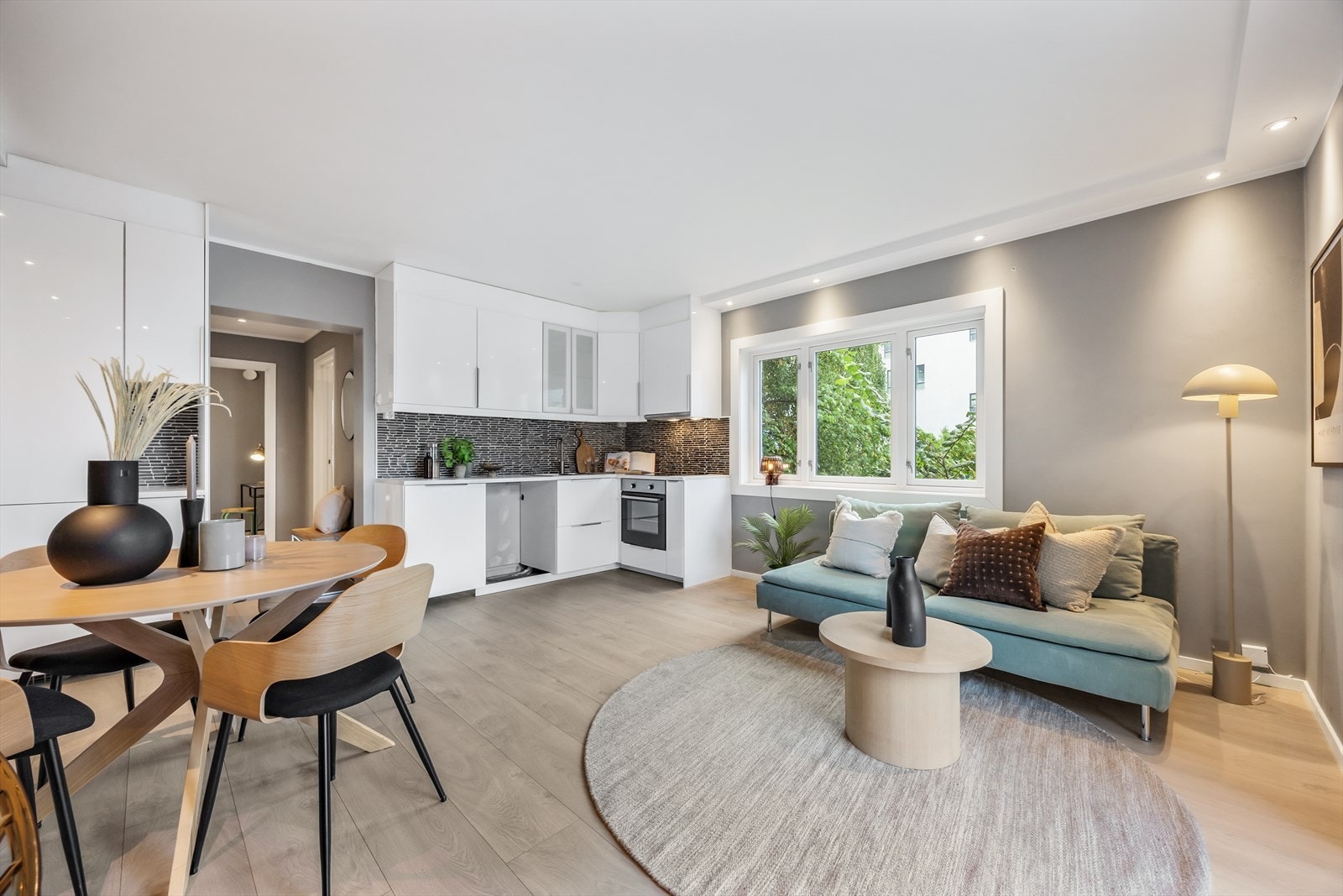 Den åpne løsningen gir en god romfølelse og fleksible møbleringsmuligheter Galleribilde