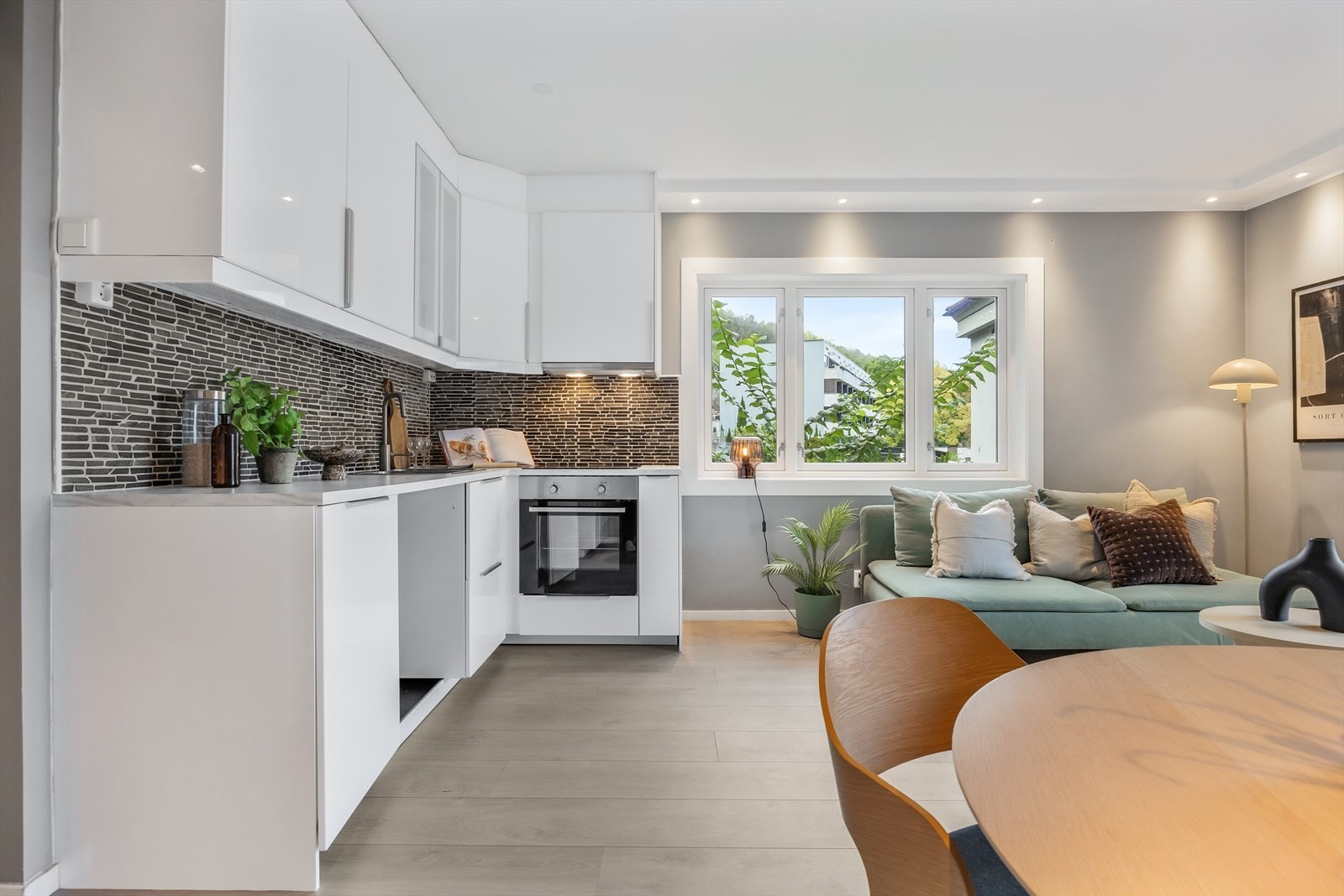 Benkeplaten i laminat har en nedfelt kum i rustfritt stål Galleribilde